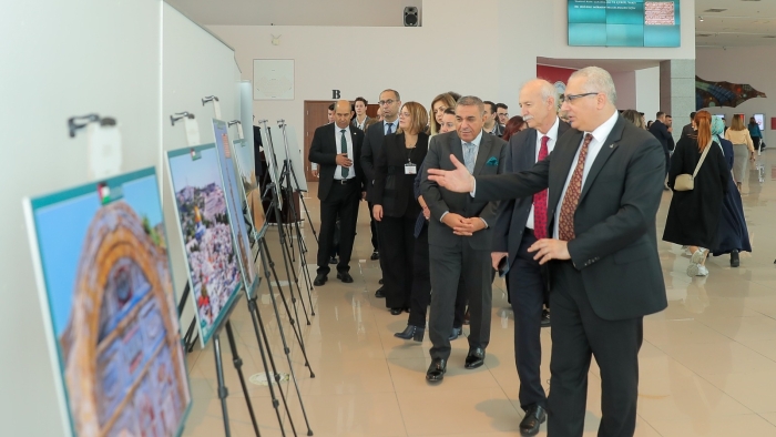 “YAKIN DOĞU ARAP ÜLKELERİNDE YAŞAYAN TÜRK MİMARÎ ESERLERDEN ESİNTİLER” SERGİSİ AÇILDI